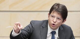 El senador colombiano Miguel Uribe Turbay continúa en estado crítico tras haber sido víctima de un atentado con arma de fuego el pasado sábado en Bogotá. No obstante, la Fundación Santa Fe, donde permanece hospitalizado, informó este miércoles que el político presenta “indicios de mejoría neurológica”, un signo alentador en medio de su delicado cuadro clínico.