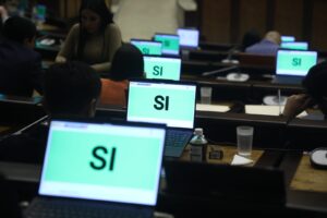 Este miércoles 11 de junio, la Asamblea Nacional resolvió, por unanimidad, que el proyecto de Ley Orgánica de Personas con Discapacidad sea devuelto a la Comisión de Garantías Constitucionales. La decisión busca ajustar el contenido de la normativa al dictamen emitido por la Corte Constitucional, el cual responde a una objeción parcial por inconstitucionalidad presentada por el presidente Daniel Noboa Azín.