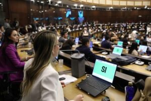 Con 125 votos a favor, el Pleno de la Asamblea Nacional aprobó en segundo debate el proyecto de reformas a la Ley Orgánica Electoral y de Organizaciones Políticas del Ecuador, conocida como Código de la Democracia. Esta normativa, que consolida 22 propuestas, ha sido producto de un proceso de diálogo y participación desarrollado durante cuatro años.