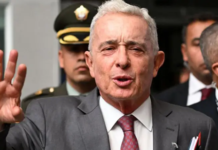 En un fallo sin precedentes en la historia de Colombia, el expresidente Álvaro Uribe Vélez fue declarado culpable este lunes por los delitos de soborno en actuación penal y fraude procesal. La decisión fue emitida por la jueza Sandra Heredia, quien lideró una extensa audiencia judicial en Bogotá.