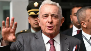 En un fallo sin precedentes en la historia de Colombia, el expresidente Álvaro Uribe Vélez fue declarado culpable este lunes por los delitos de soborno en actuación penal y fraude procesal. La decisión fue emitida por la jueza Sandra Heredia, quien lideró una extensa audiencia judicial en Bogotá.
