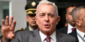 En un fallo sin precedentes en la historia de Colombia, el expresidente Álvaro Uribe Vélez fue declarado culpable este lunes por los delitos de soborno en actuación penal y fraude procesal. La decisión fue emitida por la jueza Sandra Heredia, quien lideró una extensa audiencia judicial en Bogotá.