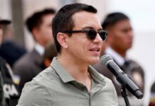 El presidente de Ecuador, Daniel Noboa, firmó un decreto que reduce el número de ministerios de 20 a 14 y limita las secretarías de 9 a 3, como parte de una estrategia oficial para optimizar el funcionamiento del Estado.