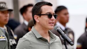 El presidente de Ecuador, Daniel Noboa, firmó un decreto que reduce el número de ministerios de 20 a 14 y limita las secretarías de 9 a 3, como parte de una estrategia oficial para optimizar el funcionamiento del Estado.