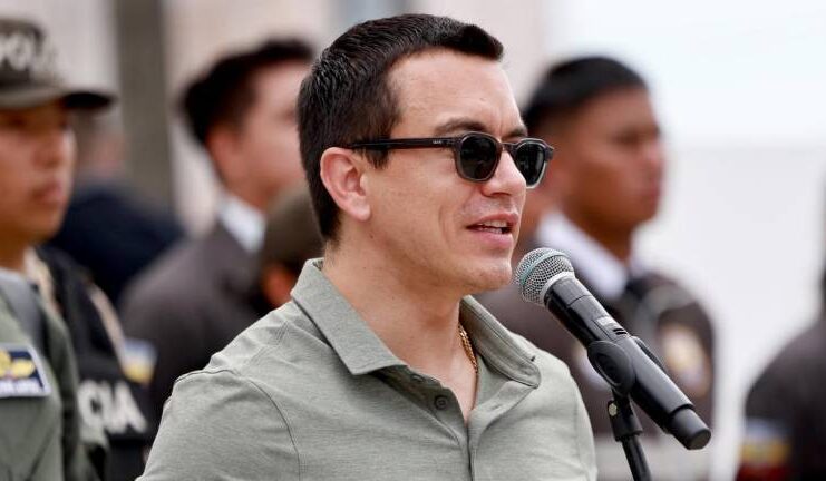 El presidente de Ecuador, Daniel Noboa, firmó un decreto que reduce el número de ministerios de 20 a 14 y limita las secretarías de 9 a 3, como parte de una estrategia oficial para optimizar el funcionamiento del Estado.