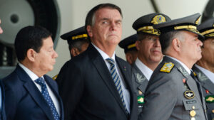 La Fiscalía General de Brasil, liderada por el fiscal Paulo Gonet, ha presentado ante la Corte Suprema su petición de condena contra el expresidente Jair Bolsonaro y siete altos cargos de su Gobierno. Se les imputan cinco delitos graves, entre ellos intento de golpe de Estado, organización criminal armada y tentativa de abolición violenta del estado democrático de derecho.