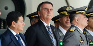 La Fiscalía General de Brasil, liderada por el fiscal Paulo Gonet, ha presentado ante la Corte Suprema su petición de condena contra el expresidente Jair Bolsonaro y siete altos cargos de su Gobierno. Se les imputan cinco delitos graves, entre ellos intento de golpe de Estado, organización criminal armada y tentativa de abolición violenta del estado democrático de derecho.