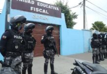 Ante el incremento de hechos violentos en entornos escolares, el Gobierno Nacional presentó el plan “Nos Cuidamos”, una estrategia que busca fortalecer la seguridad en instituciones educativas. El anuncio fue realizado desde el Palacio de Carondelet por la vocera de la Presidencia, Carolina Jaramillo, quien detalló que, como parte de las medidas, se elaborará un Acuerdo Ministerial que permitirá el ingreso de la fuerza pública a los planteles en situaciones de riesgo real y justificado.