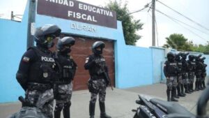 Ante el incremento de hechos violentos en entornos escolares, el Gobierno Nacional presentó el plan “Nos Cuidamos”, una estrategia que busca fortalecer la seguridad en instituciones educativas. El anuncio fue realizado desde el Palacio de Carondelet por la vocera de la Presidencia, Carolina Jaramillo, quien detalló que, como parte de las medidas, se elaborará un Acuerdo Ministerial que permitirá el ingreso de la fuerza pública a los planteles en situaciones de riesgo real y justificado.