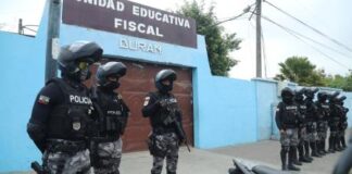 Ante el incremento de hechos violentos en entornos escolares, el Gobierno Nacional presentó el plan “Nos Cuidamos”, una estrategia que busca fortalecer la seguridad en instituciones educativas. El anuncio fue realizado desde el Palacio de Carondelet por la vocera de la Presidencia, Carolina Jaramillo, quien detalló que, como parte de las medidas, se elaborará un Acuerdo Ministerial que permitirá el ingreso de la fuerza pública a los planteles en situaciones de riesgo real y justificado.