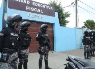 Ante el incremento de hechos violentos en entornos escolares, el Gobierno Nacional presentó el plan “Nos Cuidamos”, una estrategia que busca fortalecer la seguridad en instituciones educativas. El anuncio fue realizado desde el Palacio de Carondelet por la vocera de la Presidencia, Carolina Jaramillo, quien detalló que, como parte de las medidas, se elaborará un Acuerdo Ministerial que permitirá el ingreso de la fuerza pública a los planteles en situaciones de riesgo real y justificado.