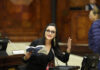 El Tribunal Contencioso Electoral (TCE), mediante el juez Joaquín Viteri, impuso hoy una sanción de USD 9 000 a la asambleísta del movimiento Revolución Ciudadana, Viviana Veloz Ramírez, por realizar campaña política antes del periodo legal establecido para las elecciones anticipadas de agosto de 2023.
