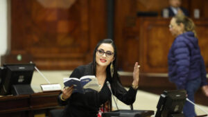 El Tribunal Contencioso Electoral (TCE), mediante el juez Joaquín Viteri, impuso hoy una sanción de USD 9 000 a la asambleísta del movimiento Revolución Ciudadana, Viviana Veloz Ramírez, por realizar campaña política antes del periodo legal establecido para las elecciones anticipadas de agosto de 2023.