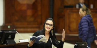 El Tribunal Contencioso Electoral (TCE), mediante el juez Joaquín Viteri, impuso hoy una sanción de USD 9 000 a la asambleísta del movimiento Revolución Ciudadana, Viviana Veloz Ramírez, por realizar campaña política antes del periodo legal establecido para las elecciones anticipadas de agosto de 2023.