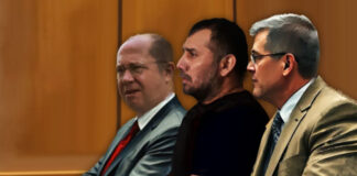 En su primera comparecencia ante la Corte del Distrito Este de Nueva York (EDNY), el narco ecuatoriano José Adolfo Macías Villamar, alias “Fito”, se declaró este lunes 21 de julio de 2025 “no culpable” de los siete cargos que enfrenta, entre ellos tráfico internacional de drogas y armas.