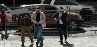 El asambleísta Santiago Díaz Asque, recientemente separado de las filas de la Revolución Ciudadana, se entregó voluntariamente a las autoridades la mañana del lunes 21 de julio de 2025, luego de ser señalado como presunto autor de la violación a una niña de 12 años en Quito.