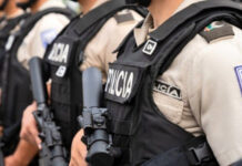 Un sargento primero de la Policía Nacional, adscrito a la Dirección de Investigación de Delitos contra la Vida (Dinased), fue aprehendido en flagrancia el pasado 22 de julio de 2025 en la provincia de Chimborazo, acusado de violar a una adolescente de 16 años a quien previamente había rescatado. El agente, identificado como Nelson P., se encuentra bajo prisión preventiva mientras avanzan las investigaciones.