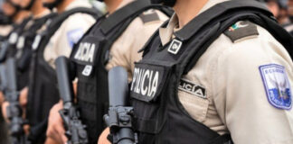 Un sargento primero de la Policía Nacional, adscrito a la Dirección de Investigación de Delitos contra la Vida (Dinased), fue aprehendido en flagrancia el pasado 22 de julio de 2025 en la provincia de Chimborazo, acusado de violar a una adolescente de 16 años a quien previamente había rescatado. El agente, identificado como Nelson P., se encuentra bajo prisión preventiva mientras avanzan las investigaciones.