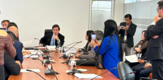 La propuesta del presidente Daniel Noboa para suprimir el financiamiento estatal a los partidos y movimientos políticos avanza en la Asamblea Nacional. Este 23 de julio, la comisión ocasional encargada del análisis de la reforma a los artículos 110 y 115 de la Constitución aprobó, con seis votos a favor, el informe para segundo debate, prácticamente sin modificaciones respecto al texto original enviado por el Ejecutivo.