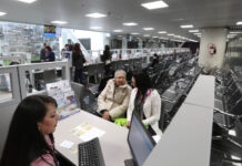 Este 24 de julio, la vocera oficial del Gobierno, Carolina Jaramillo, informó en rueda de prensa sobre la supresión de 5.000 puestos en el sector público, como parte de una estrategia de reestructuración enfocada en mejorar la eficiencia institucional. La medida fue oficializada tras la publicación de la normativa correspondiente en el Registro Oficial.