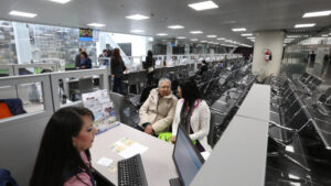 Este 24 de julio, la vocera oficial del Gobierno, Carolina Jaramillo, informó en rueda de prensa sobre la supresión de 5.000 puestos en el sector público, como parte de una estrategia de reestructuración enfocada en mejorar la eficiencia institucional. La medida fue oficializada tras la publicación de la normativa correspondiente en el Registro Oficial.