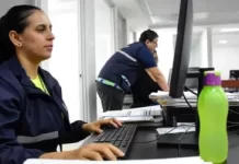 El presidente Daniel Noboa firmó el Decreto Ejecutivo 57, que establece el nuevo reglamento de la Ley Orgánica de Integridad Pública el 22 de julio de 2025. Esta normativa incluye modificaciones al reglamento general de la Ley Orgánica del Servicio Público (LOSEP), entre las cuales destaca la eliminación del artículo 98.