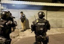 La madrugada del lunes 28 de julio de 2025, la Fiscalía General del Estado, en coordinación con la Policía Nacional, ejecutó 12 allanamientos en las provincias de Pichincha, Guayas y Bolívar, dentro de la investigación del denominado Caso Apagón, que indaga un supuesto delito de peculado vinculado a contratos de generación eléctrica.