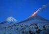 Ha iniciado una erupción horas después de un sismo de magnitud 8,8 ocurrido frente a la costa de la península de Kamchatka. El Servicio Geofísico de la Academia de Ciencias de Rusia confirmó la erupción en su canal de Telegram, reportando flujos de lava ardiente por la ladera occidental del volcán, explosiones y un resplandor intenso desde el cráter principal.