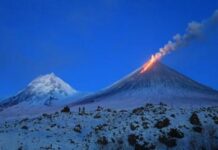 Ha iniciado una erupción horas después de un sismo de magnitud 8,8 ocurrido frente a la costa de la península de Kamchatka. El Servicio Geofísico de la Academia de Ciencias de Rusia confirmó la erupción en su canal de Telegram, reportando flujos de lava ardiente por la ladera occidental del volcán, explosiones y un resplandor intenso desde el cráter principal.