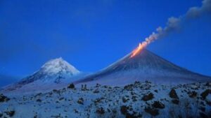 Ha iniciado una erupción horas después de un sismo de magnitud 8,8 ocurrido frente a la costa de la península de Kamchatka. El Servicio Geofísico de la Academia de Ciencias de Rusia confirmó la erupción en su canal de Telegram, reportando flujos de lava ardiente por la ladera occidental del volcán, explosiones y un resplandor intenso desde el cráter principal.
