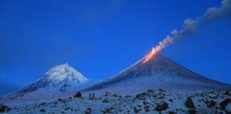 Ha iniciado una erupción horas después de un sismo de magnitud 8,8 ocurrido frente a la costa de la península de Kamchatka. El Servicio Geofísico de la Academia de Ciencias de Rusia confirmó la erupción en su canal de Telegram, reportando flujos de lava ardiente por la ladera occidental del volcán, explosiones y un resplandor intenso desde el cráter principal.
