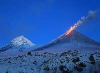 Ha iniciado una erupción horas después de un sismo de magnitud 8,8 ocurrido frente a la costa de la península de Kamchatka. El Servicio Geofísico de la Academia de Ciencias de Rusia confirmó la erupción en su canal de Telegram, reportando flujos de lava ardiente por la ladera occidental del volcán, explosiones y un resplandor intenso desde el cráter principal.