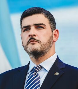 Con un tono desafiante y directo, el alcalde de Guayaquil, Aquiles Álvarez, respondió a las críticas surgidas en redes sociales por el cierre temporal de una vía en el sector de Urdesa, utilizado para un evento de actividades físicas y recreativas. La frase “¡Piteamos, piteamos!” fue el sello de su mensaje, pronunciado durante una rueda de prensa en la que defendió la gestión municipal.
