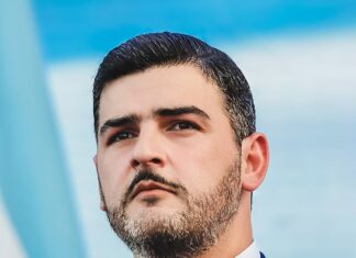 Con un tono desafiante y directo, el alcalde de Guayaquil, Aquiles Álvarez, respondió a las críticas surgidas en redes sociales por el cierre temporal de una vía en el sector de Urdesa, utilizado para un evento de actividades físicas y recreativas. La frase “¡Piteamos, piteamos!” fue el sello de su mensaje, pronunciado durante una rueda de prensa en la que defendió la gestión municipal.