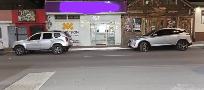 La tarde del 8 de julio, aproximadamente a las 16h30, el cantón de Cevallos, fue escenario de un asalto que ha dejado a la comunidad local en estado de alerta. Un grupo de delincuentes irrumpió en una Cooperativa de Ahorro y Crédito y logró sustraer alrededor de 6.000 dólares en efectivo, sin que hasta el momento se reporten víctimas fatales o personas gravemente heridas.
