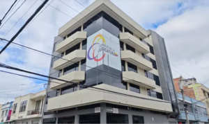 Con el propósito de optimizar la infraestructura judicial en la ciudad de Riobamba y ofrecer una atención más digna a la ciudadanía, el Consejo de la Judicatura de Chimborazo reubicó sus oficinas administrativas al edificio Esmeraldas, antigua sede de la Corporación Financiera Nacional (CFN), ubicado en la esquina de las calles Veloz y García Moreno.