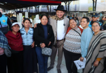 El Concejo Municipal de Riobamba aprobó este martes 15 de julio, una reforma histórica que otorga mayor estabilidad y seguridad jurídica a los comerciantes de los mercados municipales. La sesión extraordinaria se realizó en el Mercado Simón Bolívar (San Alfonso), donde el alcalde John Vinueza presentó el Proyecto de Ordenanza Reformatoria a la Ordenanza 022-2015.