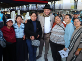 El Concejo Municipal de Riobamba aprobó este martes 15 de julio, una reforma histórica que otorga mayor estabilidad y seguridad jurídica a los comerciantes de los mercados municipales. La sesión extraordinaria se realizó en el Mercado Simón Bolívar (San Alfonso), donde el alcalde John Vinueza presentó el Proyecto de Ordenanza Reformatoria a la Ordenanza 022-2015.