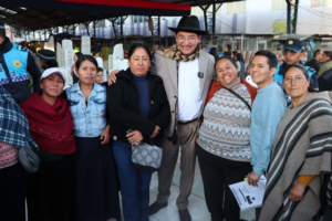 El Concejo Municipal de Riobamba aprobó este martes 15 de julio, una reforma histórica que otorga mayor estabilidad y seguridad jurídica a los comerciantes de los mercados municipales. La sesión extraordinaria se realizó en el Mercado Simón Bolívar (San Alfonso), donde el alcalde John Vinueza presentó el Proyecto de Ordenanza Reformatoria a la Ordenanza 022-2015.