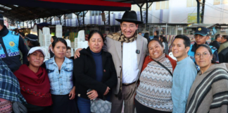 El Concejo Municipal de Riobamba aprobó este martes 15 de julio, una reforma histórica que otorga mayor estabilidad y seguridad jurídica a los comerciantes de los mercados municipales. La sesión extraordinaria se realizó en el Mercado Simón Bolívar (San Alfonso), donde el alcalde John Vinueza presentó el Proyecto de Ordenanza Reformatoria a la Ordenanza 022-2015.