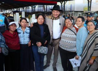 El Concejo Municipal de Riobamba aprobó este martes 15 de julio, una reforma histórica que otorga mayor estabilidad y seguridad jurídica a los comerciantes de los mercados municipales. La sesión extraordinaria se realizó en el Mercado Simón Bolívar (San Alfonso), donde el alcalde John Vinueza presentó el Proyecto de Ordenanza Reformatoria a la Ordenanza 022-2015.