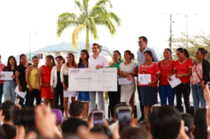En un acto realizado este 17 de julio, el presidente de la República, Daniel Noboa Azin, lideró el lanzamiento del programa Crédito Agro-Violeta y las Jornadas Formativas “Soy Productivo”, iniciativas de BanEcuador que buscan promover la inclusión financiera, el emprendimiento rural y el desarrollo económico de las mujeres agricultoras del país.