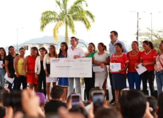 En un acto realizado este 17 de julio, el presidente de la República, Daniel Noboa Azin, lideró el lanzamiento del programa Crédito Agro-Violeta y las Jornadas Formativas “Soy Productivo”, iniciativas de BanEcuador que buscan promover la inclusión financiera, el emprendimiento rural y el desarrollo económico de las mujeres agricultoras del país.