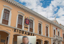 Un funcionario del Municipio de Riobamba fue capturado en flagrancia por presuntamente exigir 200 dólares a un adulto mayor a cambio de una supuesta "asesoría" sobre permisos de construcción. El hecho ocurrió el pasado martes, en la comunidad de Corona Real, donde la víctima denunció el intento de extorsión a las autoridades.