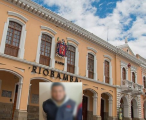 Un funcionario del Municipio de Riobamba fue capturado en flagrancia por presuntamente exigir 200 dólares a un adulto mayor a cambio de una supuesta "asesoría" sobre permisos de construcción. El hecho ocurrió el pasado martes, en la comunidad de Corona Real, donde la víctima denunció el intento de extorsión a las autoridades.