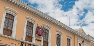 Un funcionario del Municipio de Riobamba fue capturado en flagrancia por presuntamente exigir 200 dólares a un adulto mayor a cambio de una supuesta "asesoría" sobre permisos de construcción. El hecho ocurrió el pasado martes, en la comunidad de Corona Real, donde la víctima denunció el intento de extorsión a las autoridades.