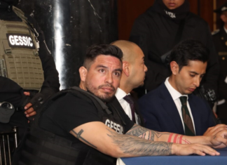 El eco de los disparos que intentaron silenciar a Daniel Salcedo en Riobamba, aún resuena en las paredes de la política ecuatoriana. Esta vez, no solo se trata de una figura vinculada a la corrupción hospitalaria, sino de un sobreviviente que acusa directamente a la misma red que según él, financió el asesinato de Fernando Villavicencio.