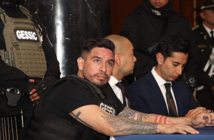 El eco de los disparos que intentaron silenciar a Daniel Salcedo en Riobamba, aún resuena en las paredes de la política ecuatoriana. Esta vez, no solo se trata de una figura vinculada a la corrupción hospitalaria, sino de un sobreviviente que acusa directamente a la misma red que según él, financió el asesinato de Fernando Villavicencio.