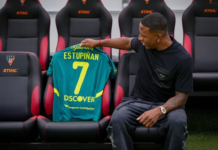 El ecuatoriano Pervis Estupiñán es el nuevo jugador del AC Milan, uno de los gigantes históricos del fútbol europeo, el lateral izquierdo inicia una nueva etapa en su carrera profesional con destino a la Serie A italiana.