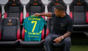 El ecuatoriano Pervis Estupiñán es el nuevo jugador del AC Milan, uno de los gigantes históricos del fútbol europeo, el lateral izquierdo inicia una nueva etapa en su carrera profesional con destino a la Serie A italiana.